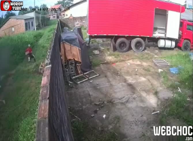 Video :A neighbor's pit dog assaulted a woman (Warning - disturbing)